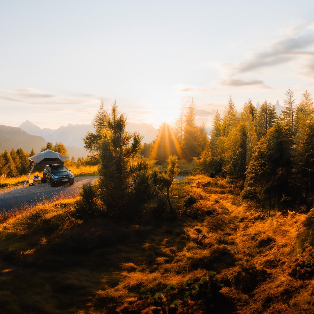 Biz bu manzaraya ve bu mevsime doyamıyoruz! 🍁🌲🍂

#Kamp arkadaşınızı etiketleyin!

📸 Szarka. me, Jesikazakova &amp; #AI

#MaceraDoluDacia #DaciaDuster #Sonbahar

Gösterilen özellikler Türkiye’de satılan araçlarda bulunmayabilir; farklılık gösterebilir.