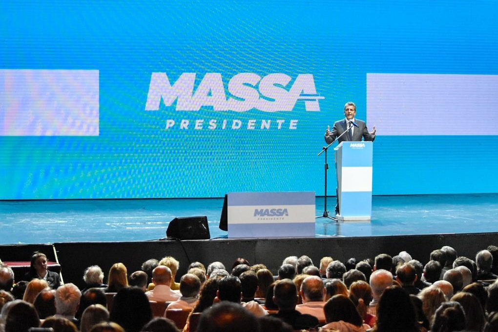 LeoBoto's tweet photo. Anoche acompañamos a @SergioMassa en la presentación de los 10 acuerdos para el desarrollo de Argentina. 

Se viene el país que queremos y soñamos. Con unidad nacional, de manera fraterna, pensando en cada uno de los argentinos y argentinas 🇦🇷 https://t.co/ZRaUm6RUBW