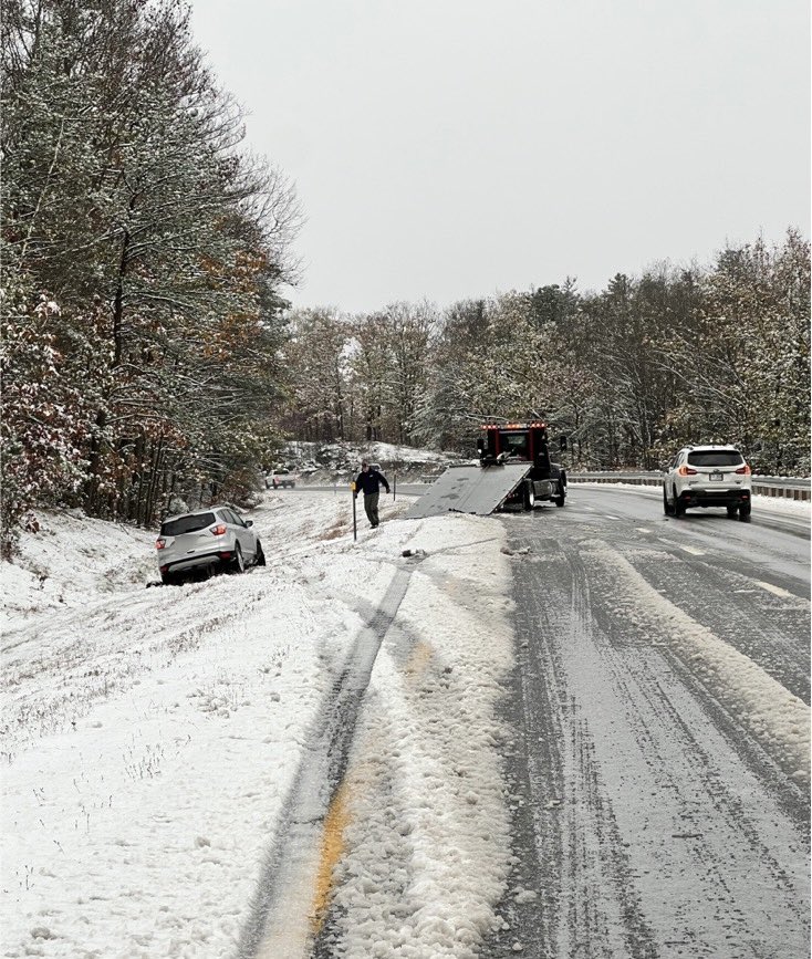 Vehicle off the road on I-93SB in Canterbury
