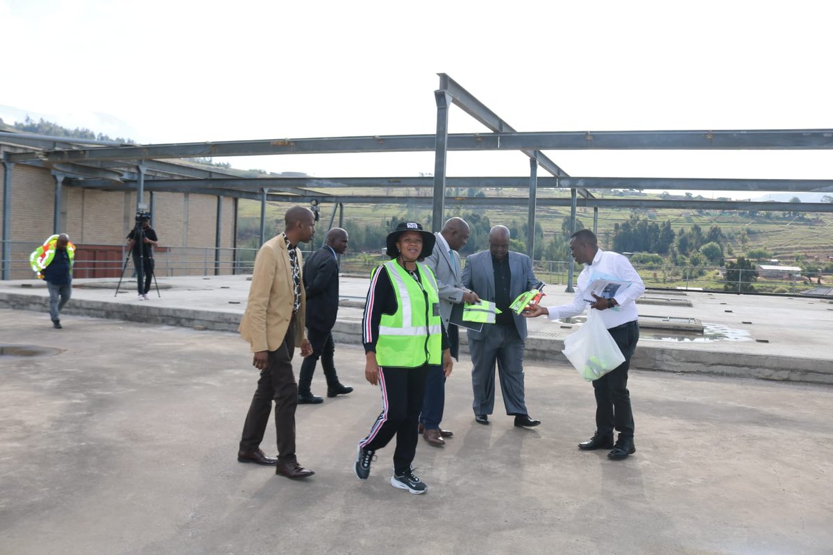 fsgov's tweet image. Efforts to ensure that community of Maluti-A-Phofung and surrounding areas get access to running water remains a top priority. Today, DM Sonto Motaung visited Fikapatso Dam refurbishment project.
 #tmsocialcompactimbizo #LeaveNoOneBehind #tmimbizo