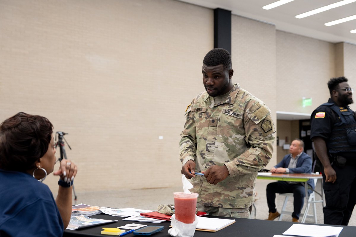 MayorBowser's tweet image. We know that one way we can show appreciation for our veterans is by making sure they have access to good-paying jobs with good benefits.

We&apos;re #DCProud of those who took the next step in their careers today at the #DCHiresVets Job Fair, and congrats to all who were hired today!