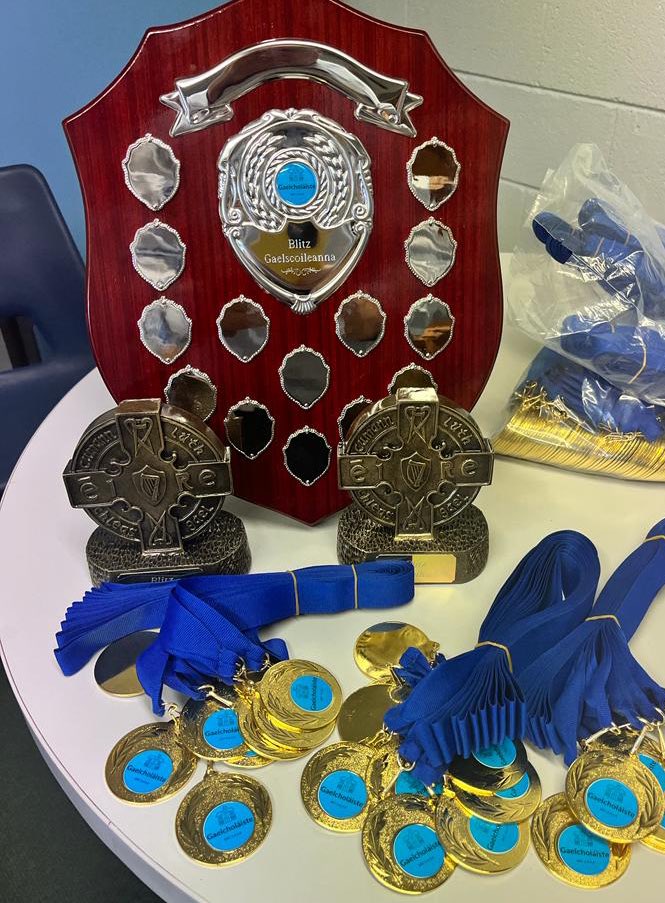 Gaelcholaiste2's tweet image. Amárach beidh na páistí inár nGaelscoileanna ag glacadh páirte i gcomórtais peile lena chéile. Tá siad ar bís!
Níl sa spórt ach ceann de na gnéithe de shaol na scoile a bhfuil súil againn go mbainfidh ár bpáistí taitneamh as le chéile sa Ghaelcholáiste i mBÁC 2468.
🏐🏆🥇🥈🥉