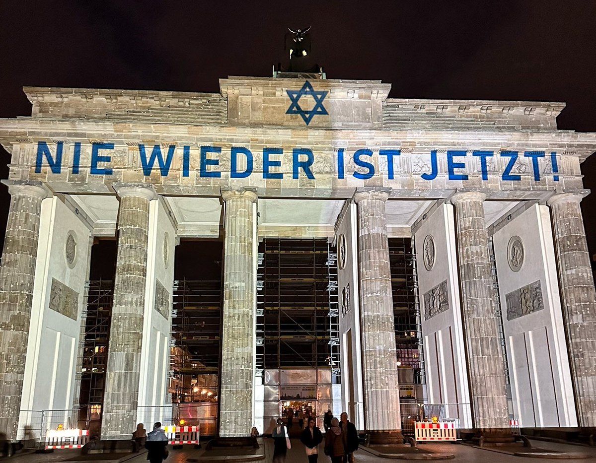 Brandenburg Gate in Berlin 🇩🇪, tonight:
            “Never again is now!”