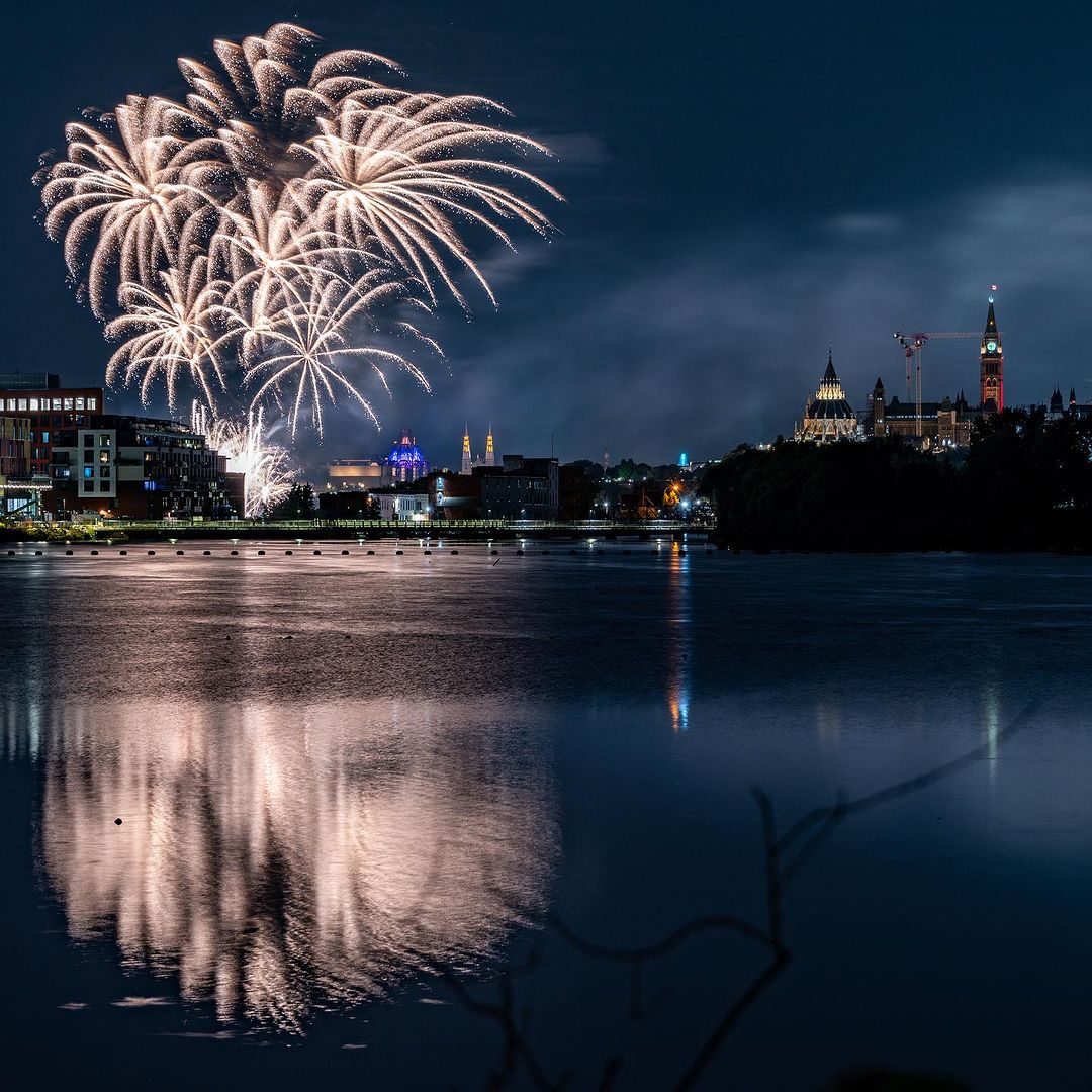 Once a rail bridge, the newly reopened pedestrian Chief William Commanda Bridge is a great way to cross the #OttawaRiver. Named after the inspirational Algonquin elder, the bridge has stunning views of both #Ottawa and #Gatineau. Have you crossed it? 🌉🚲
📷3: james.peltzer/IG