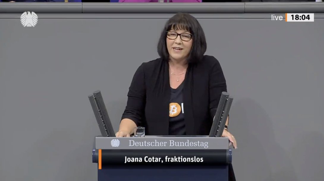 BitcoinMagazine's tweet image. NEW - 🇩🇪 Member of the German national parliament wore a #Bitcoin shirt during a speech about CBDCs.

&quot;Nobody needs the digital euro.&quot; 👏