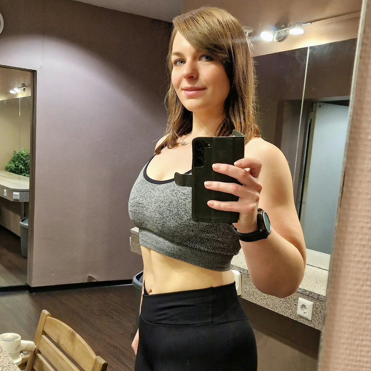 Manchmal muss man im Leben etwas auf die Zähne beißen, Ziele fokussieren und einfach durchziehen, um das zu erreichen, was man sich wünscht ♡ ...

#fitness #sport #fitnessstudio #kraftwerk #abnehmen #abnehmen2023 #staystrong #loseweightnow #egirl #tiktokerin #fitnessgirl
