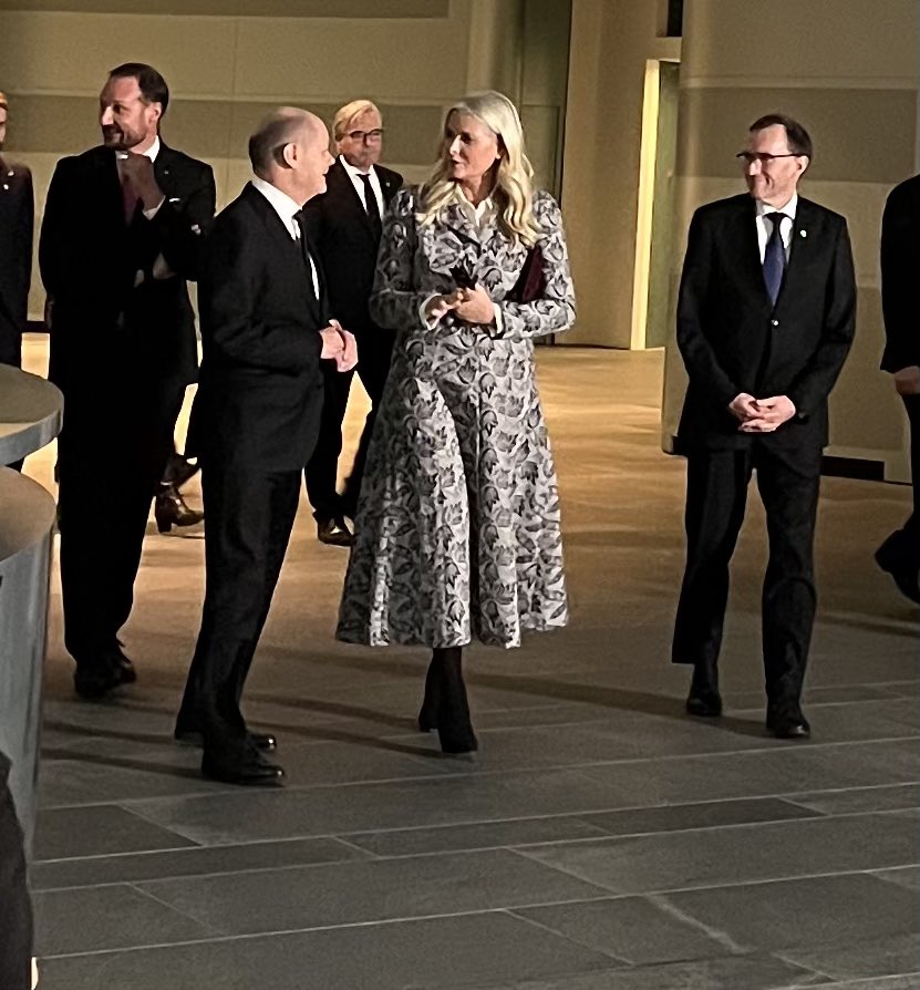 Utenriksminister <a href="/EspenBarthEide/">Espen Barth Eide</a> er i Berlin i dag. Tyskland er Norges viktigste partner i Europa.

Sammen med <a href="/Kronprinsparet/">Det kongelige hoff</a> møtte utenriksministeren forbundspresident Steinmeier og forbundskansler Scholz. De deltok også på minnemarkeringen for Berlinmurens fall.