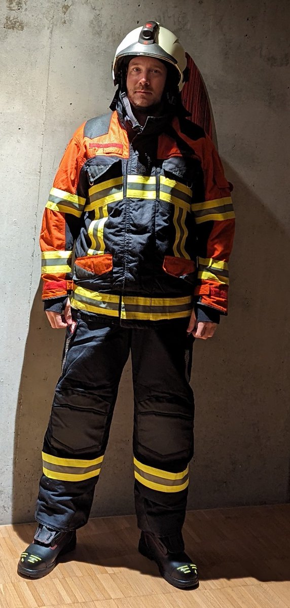 MFrauchi's tweet image. 🧑‍🚒🚒

Mal dUniform chli igstellt und uf mich passend gmacht 😝

Freu mi sehr druf. Leider gahts na bitz bis zu de erste üebig, aber den gahts grad Los. Manschaftsüebig und i de gliich Wuche Grundkurs anfangs März 💪🏻

#Feuerwehr #ffw #Atemschutz