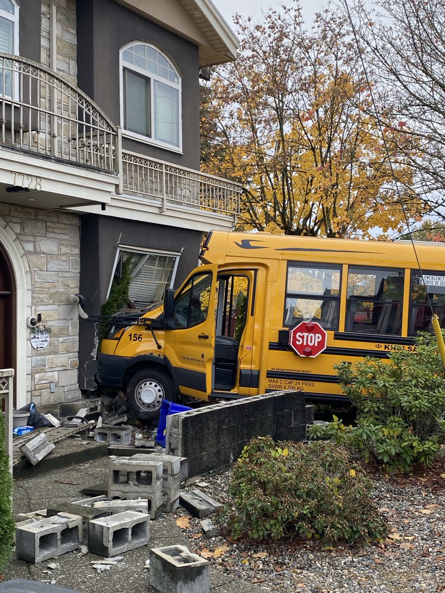 JanetBrown980's tweet photo. School bus into a house in Burnaby at Canada Way and 16th, 11 patients taken to hospital ⁦@GlobalBC⁩ ⁦@CKNW⁩ ⁦@MikeSmythNews⁩ ⁦@JasJohalBC⁩ ⁦@jarmstrongbc⁩ https://t.co/xSyiIGfhDb