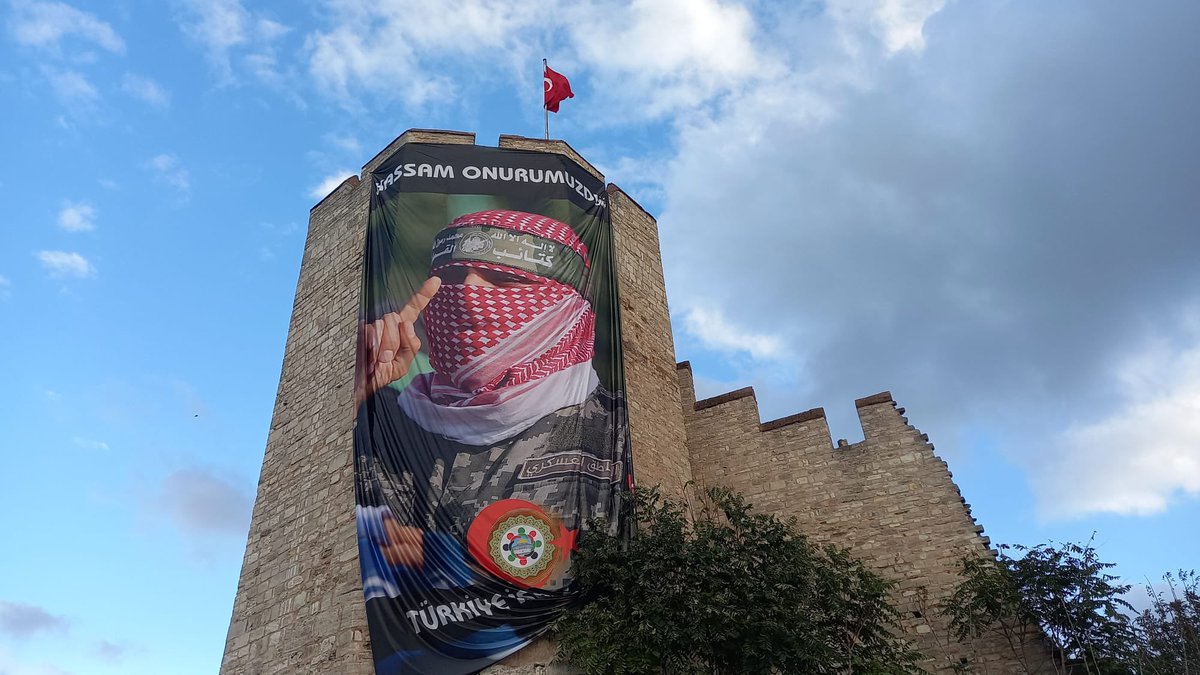 Cevat_Niksarli's tweet photo. İçimizdeki siyonistlere inat bütün şehitlerimizi özgürlük savascilarinin posterleri ile suslemeliyiz. https://t.co/zpeKZd4FXP