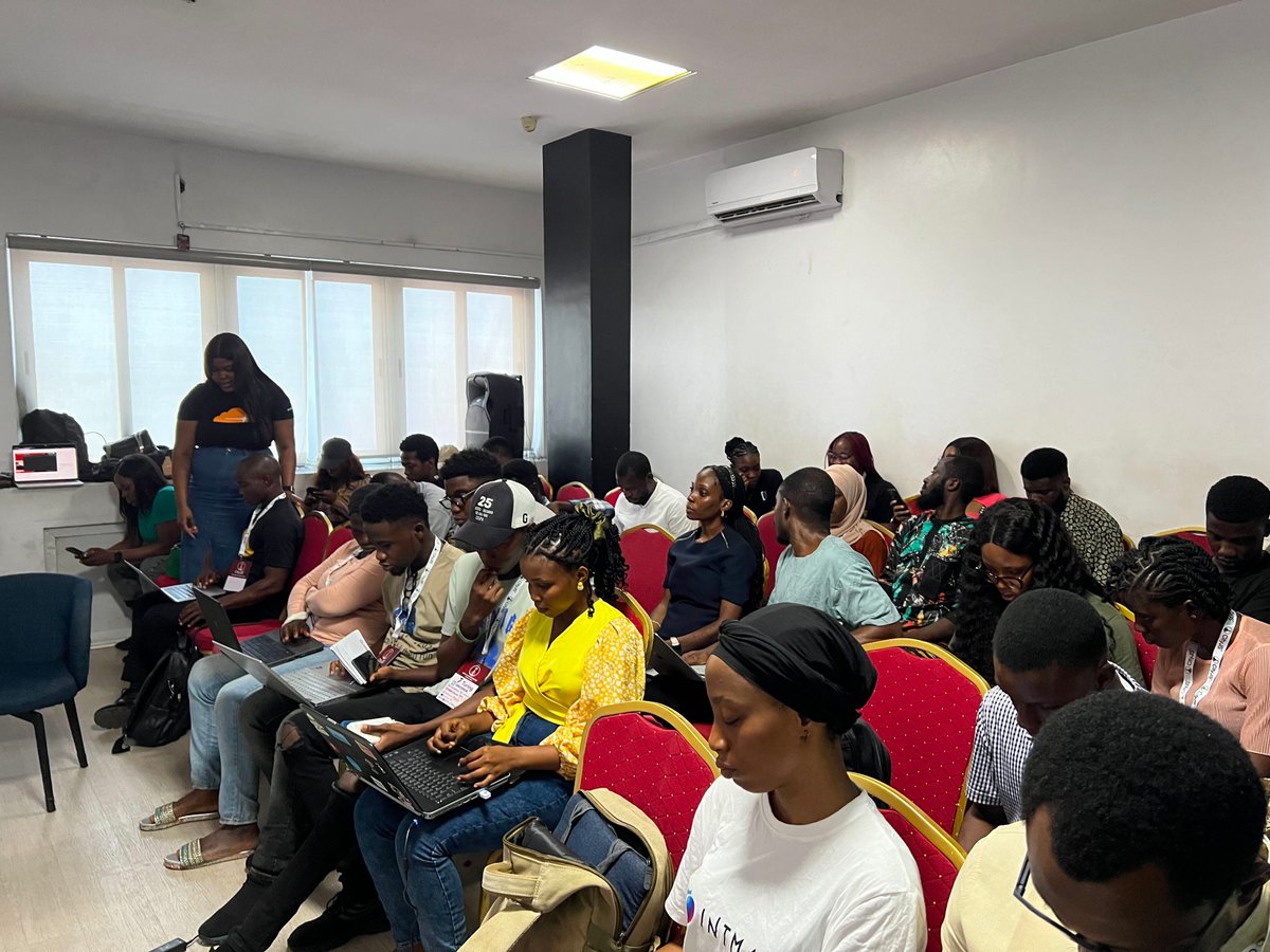 Great first day for #CityJSLagos 

Well done to @lauragift_ @codebeast for the amazing knowledge sharing 

So happy to see the people in 🇳🇬 always keen to learn and grow! 👏