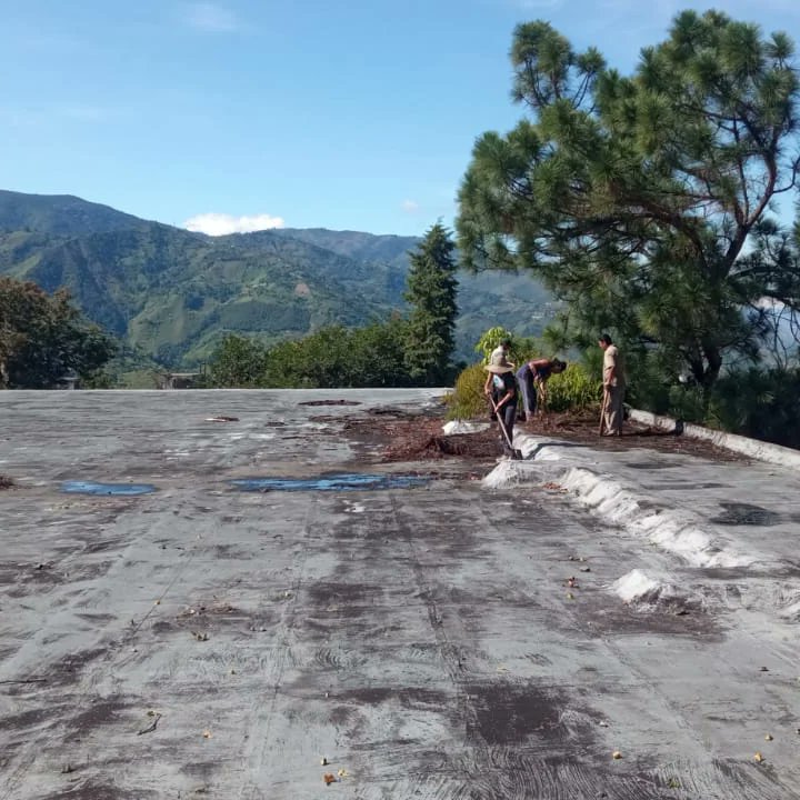 incret_merida's tweet photo. El día de hoy se realizan trabajos de mantenimiento e higiene de las estructuras del techo perteneciente a las infraestructuras de la Sede Incret. https://t.co/Ixh3mA7M2t