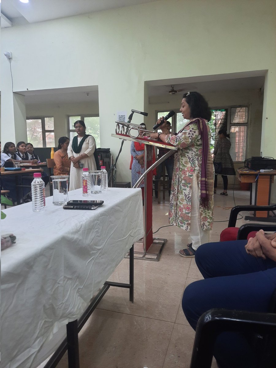dranuharshal's tweet photo. Indeed #paperslides it was with 175 girls engaged in making slides to #knowurfoe #disciplined #consistent what slides they made these r the future of the nation Thanks @DeiDayalbagh @DEI_Agra 4the Foldscopes @mygovindia @ChhattisgarhABC @biopatrika @ncert #SCERT @TeamFoldscope https://t.co/wRranjW1N9