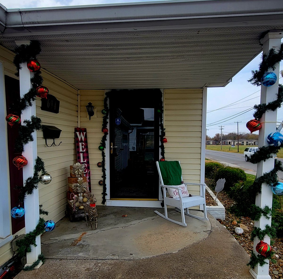 danderson_diana's tweet image. It&apos;s🎄 beginning to look a lot like…
CHRISTMAS 🎄 ☃️❄️ 
#frontporchdecor