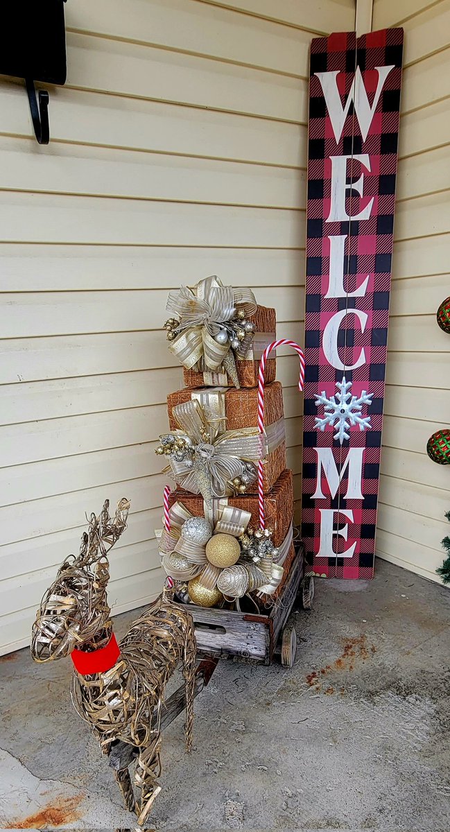 danderson_diana's tweet image. It&apos;s🎄 beginning to look a lot like…
CHRISTMAS 🎄 ☃️❄️ 
#frontporchdecor
