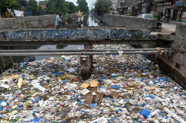 pro_prevention's tweet photo. Selon de nouvelles estimations de l’Organisation mondiale de la Santé (OMS), 12,6 millions de personnes sont décédées en 2012 du fait d’avoir vécu ou travaillé dans un environnement insalubre. #OMS #environnement #Sante #pollutionEnvirinnementale https://t.co/4I9bnbsnYH