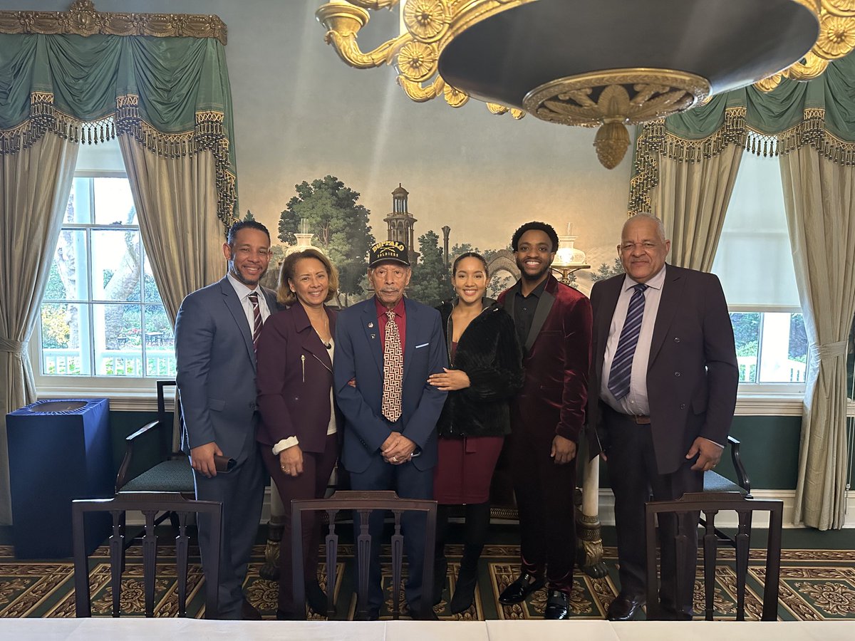 RoyandRikers's tweet photo. Great event at Gracie Mansion today for Veterans Day recognition. ⁦@DeptVetAffairs⁩ ⁦@DOCCommish⁩ https://t.co/91JGrNDagd