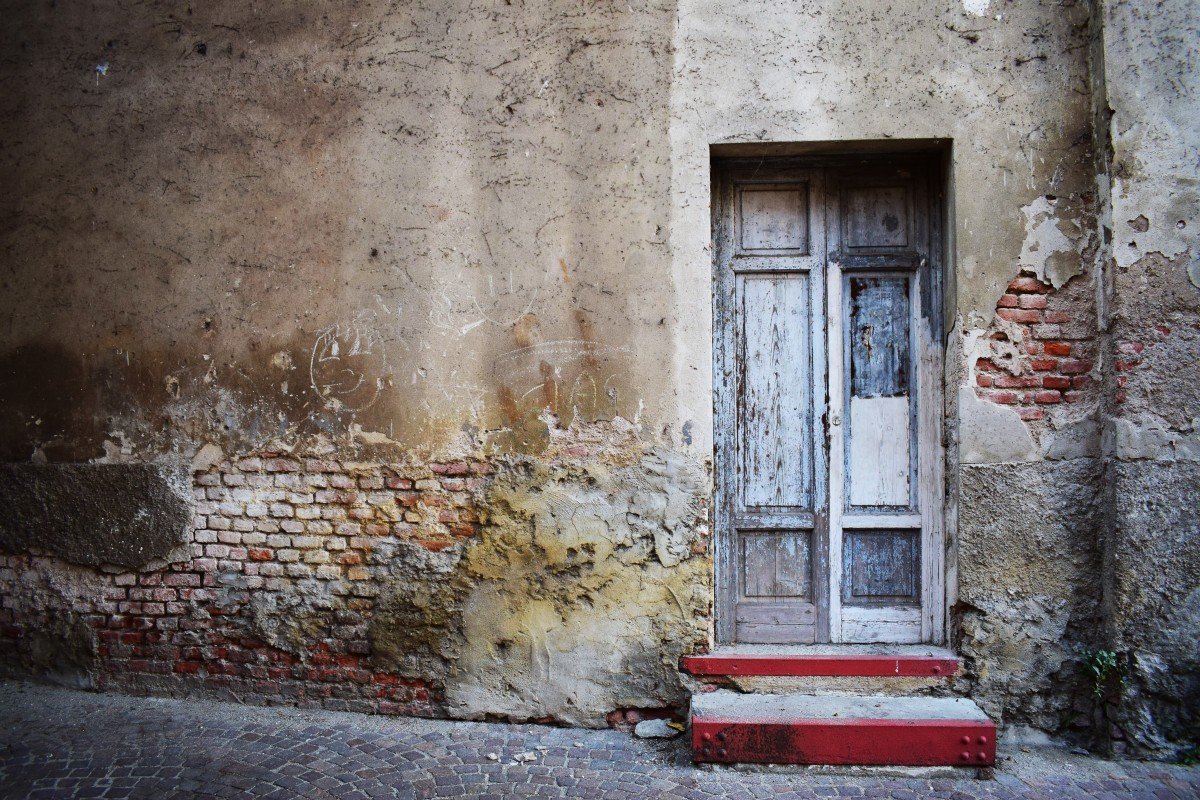 ¡Hagamos un ejercicio creativo!
¿Cuál es la historia de esta entrada? ¿Habrá sido sede de una reunión secreta, un hogar, una sala de baile?
#LiteraturaCreativa #LiteraturaDigital