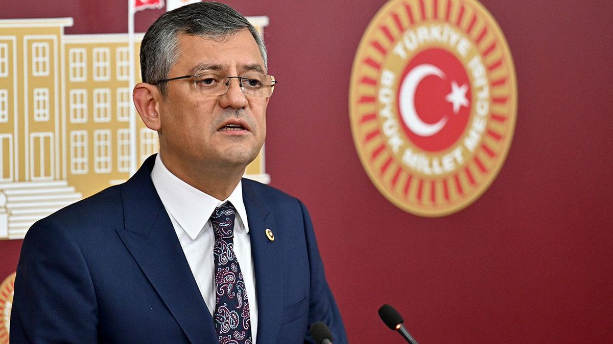 31Mart24's tweet photo. CHP Genel Başkanı Özel, yarın Barolar Birliği'nin düzenleyeceği "Hukukun Üstünlüğü" Yürüyüşüne destek vereceğini açıkladı. Özel, "Tüm Ankaralıları yürüyüşe destek vermeye davet ediyorum" dedi. https://t.co/sQQVPTsKRL