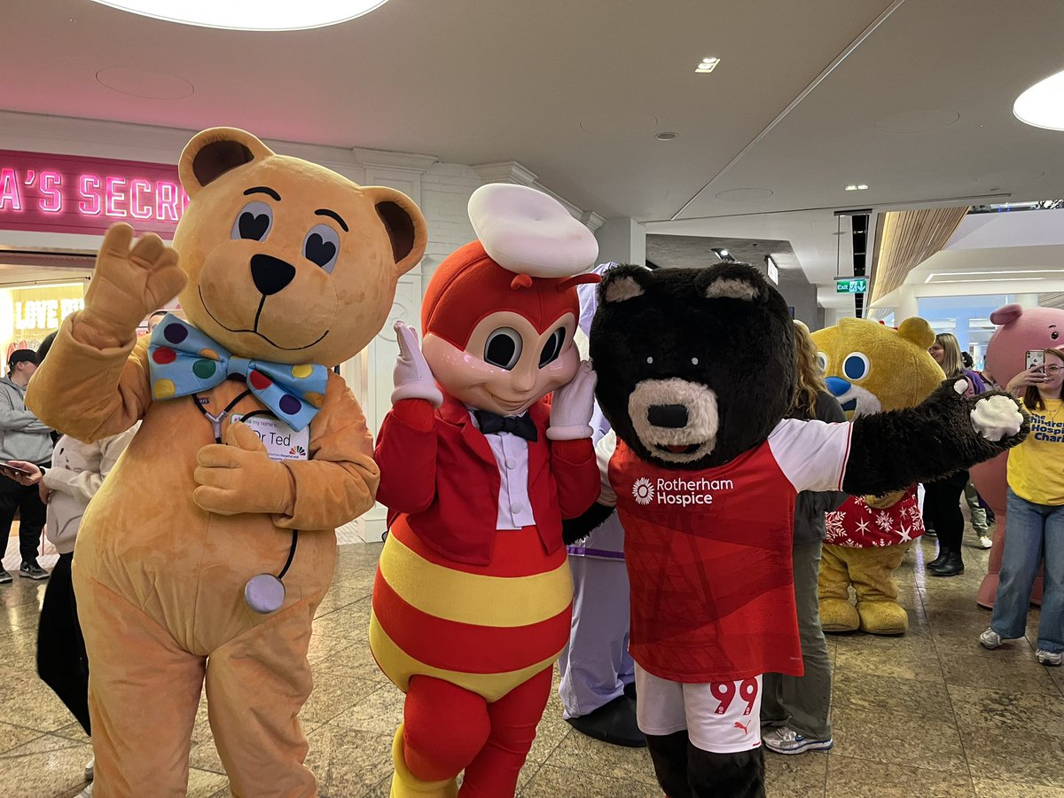 RHCC_Charity's tweet image. We’ve had the most incredible evening @LoveMeadowhall’s Santa parade! #DrTed loved seeing some of his charity buddies! Thanks to everyone who stopped for a high 5, a hug or to donate #NHScharity