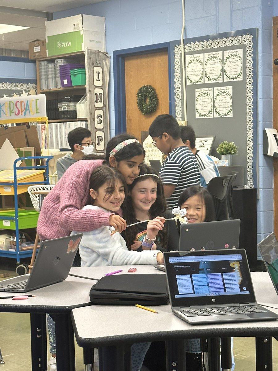Anything for the perfect selfie to show off their divergent thinking project! #WeAreHerricks <a href="/SearingtownK5/">Searingtown School</a> <a href="/HerricksSchools/">Herricks Schools</a>