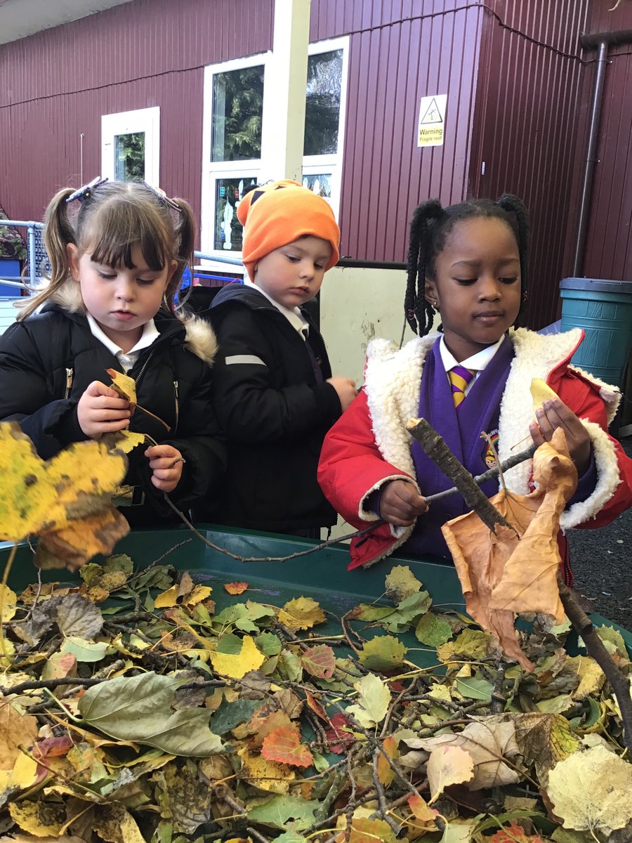 EyfsPrimary's tweet photo. Autumn walks, autumn leaves, autumn creations! #autumn #eyfs #reception #investigate #rps https://t.co/ZtsLBDoqss
