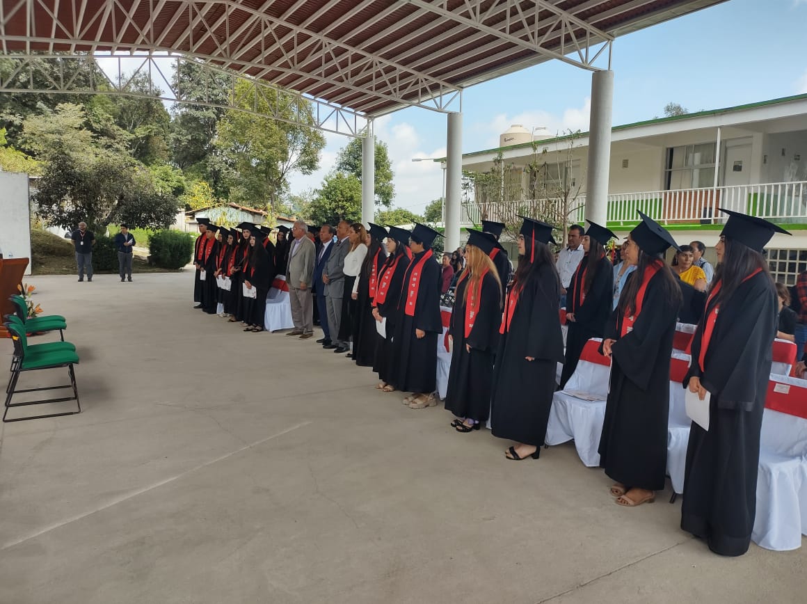 DBT_Edomex's tweet photo. El Lic. Carlos Ortiz Naranjo, Director de Bachillerato Tecnológico, asistió a la Ceremonia de Entrega de Títulos de las y los alumnos del CBT No. 2, Ixtapan de la Sal. 
¡Enhorabuena a las y los titulados! 
#OrgulloDBT 👏👩‍🎓👨‍🎓 https://t.co/upVhGobkoD