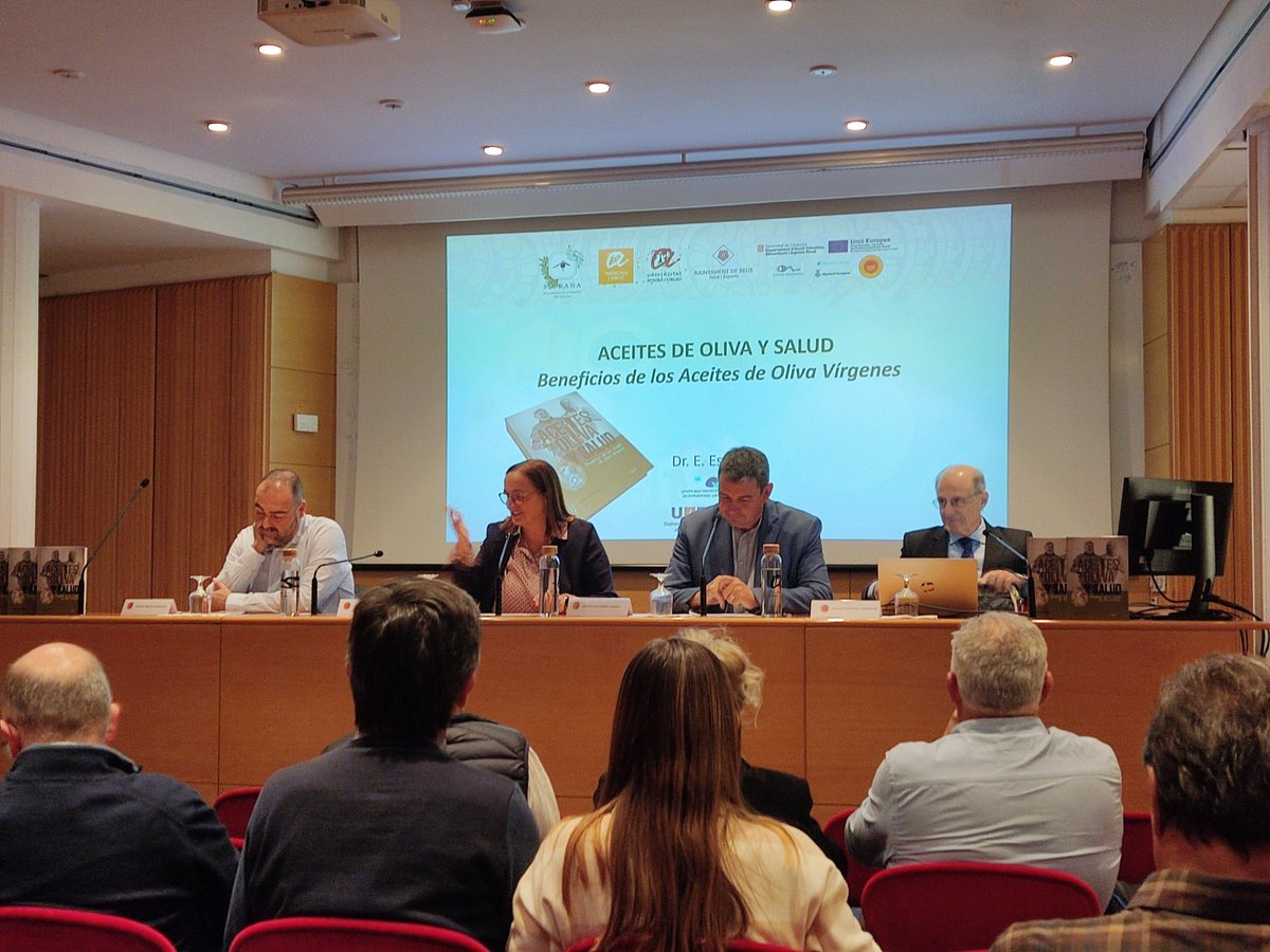 Comença la jornada Oli i Salut organitzada per la <a href="/DOP_Siurana/">DOP Siurana</a> en la que descobrirem els beneficis de l'#oli d'oliva verge de la mà del Dr Eduard Escrich. Tot un honor escoltar-lo.