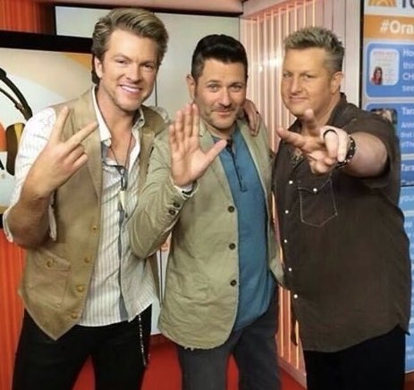 I mean… I can see it 😜🤣🤣 #CMAawards @rascalflatts