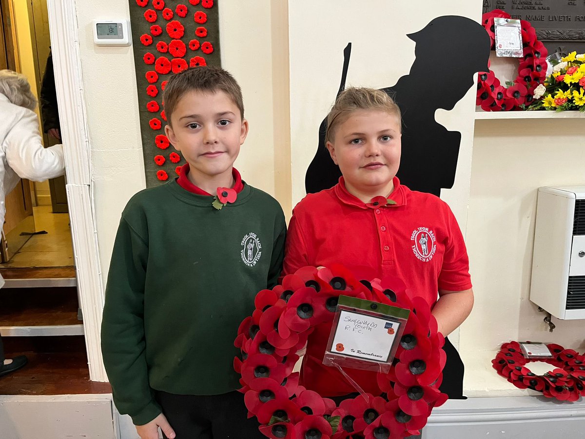 BachYsgol's tweet photo. Cafodd Bl5 y fraint o osod torch yng  ngwasanaeth Dydd y Cofio y pentref. Y5 had the honour of laying a poppy wreath at the villages Rememberance Service . @PoppyLegion @EAS_Humanities @Siarteriaith @AberValleyHG @EAS_Equity https://t.co/9fVOMhuxpA