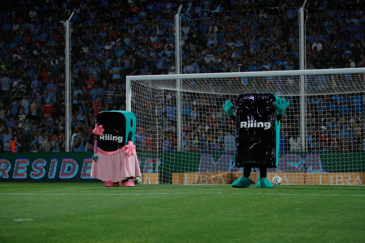 Belgrano's tweet photo. ⚽ El clásico del entretiempo, junto a #Riiing.
📱👐 El lunes, socias y socios piratas le patearon tiros libres a “Ringo" y "Ringa".
¿Estás pensando en cambiar tu celular? Andá a #Riiing y encontrá el que estás buscando en cuotas súper bajas, con garantía oficial y envío gratis a todo el país. ¡Tremendo! 😱