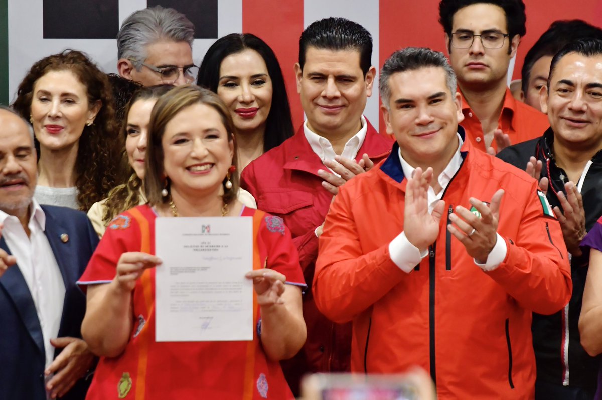 Recibimos en el <a href="/PRI_Nacional/">PRI</a> a nuestra querida <a href="/XochitlGalvez/">Xóchitl Gálvez Ruiz</a>, quien acudió a presentar su carta de intención de registro como precandidata a la Presidencia de México. ¡Vamos con todo, avanzando en equipo, con toda la militancia lista para respaldar este gran proyecto para