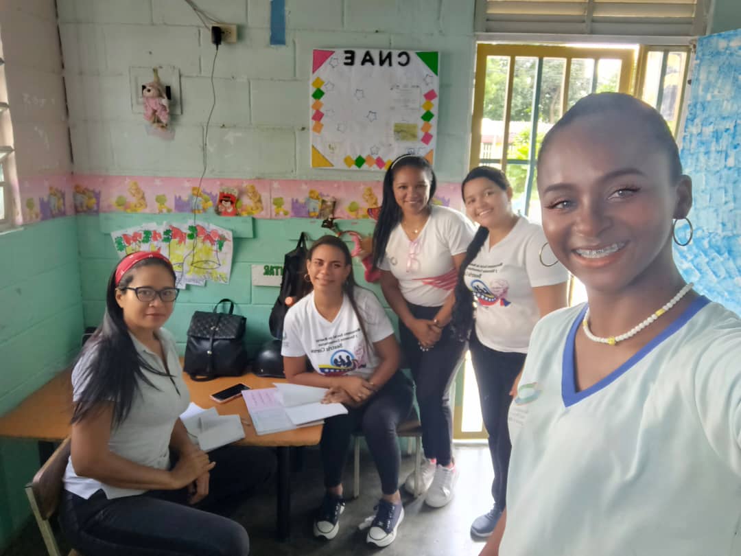 Acompañamiento en el S.C "CESAR R PALENCIA" del Municipio Santiago Mariño por parte de las supervisoras Yaneska Lugo y Marisela Jiménez dando orientaciones a las madres comunitarias sobre la documentación de los niños y niñas.
#Noalcierresenifa 
#ElEsequiboEsDeVenezuela