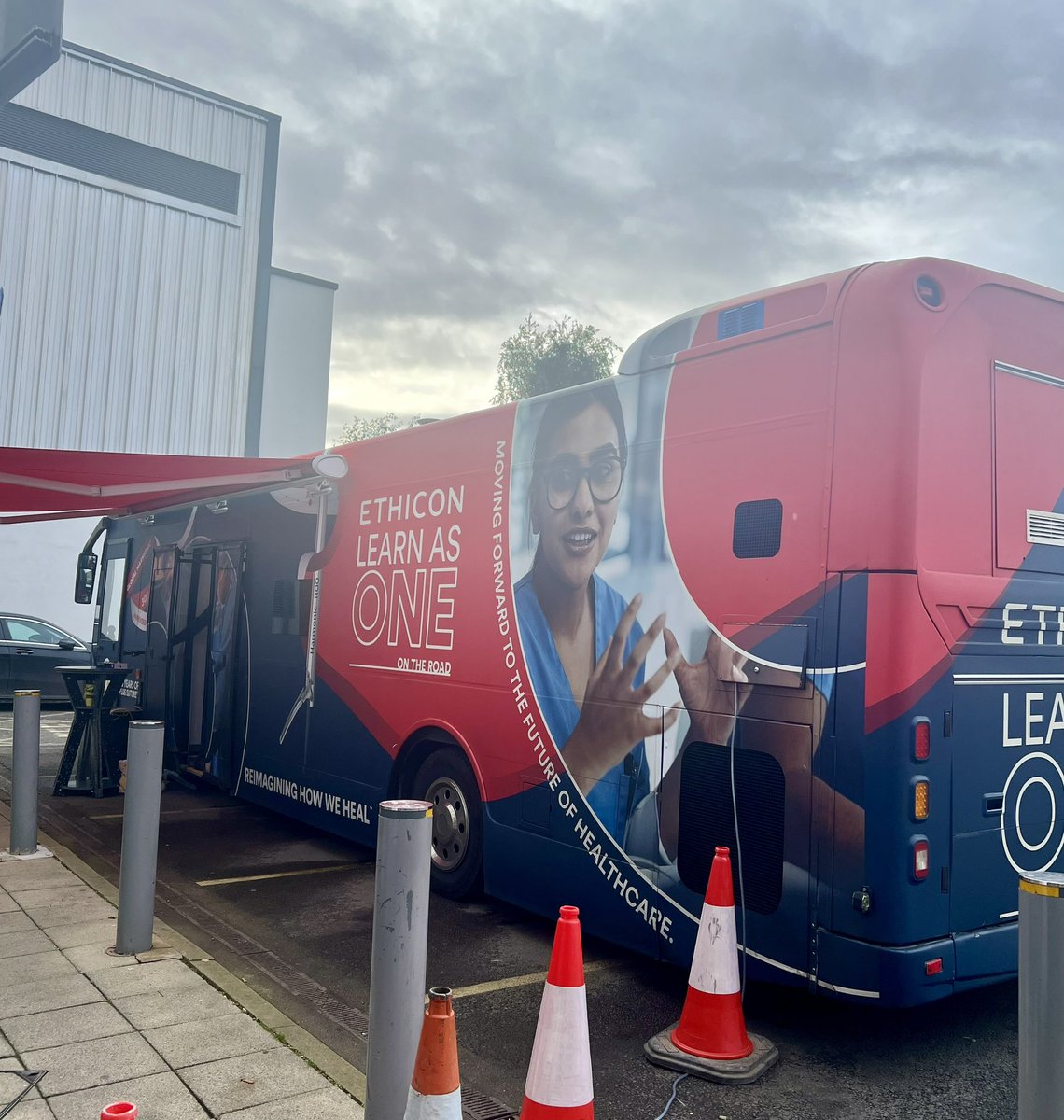 Took the opportunity to pop into the @Ethicon educational training Bus today to say hello and check out the simulation in action. Brilliant opportunity for our Trainees and Theatre Teams 🤩
#WalsallAndProud