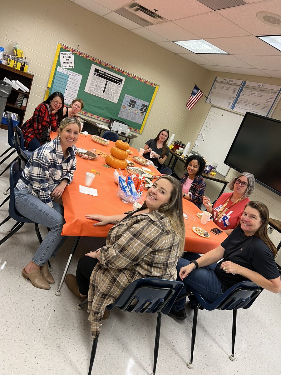 Our @LaBelleESLions staff had a great time at our #ChanneltheFlannel day and #chilicookoff !