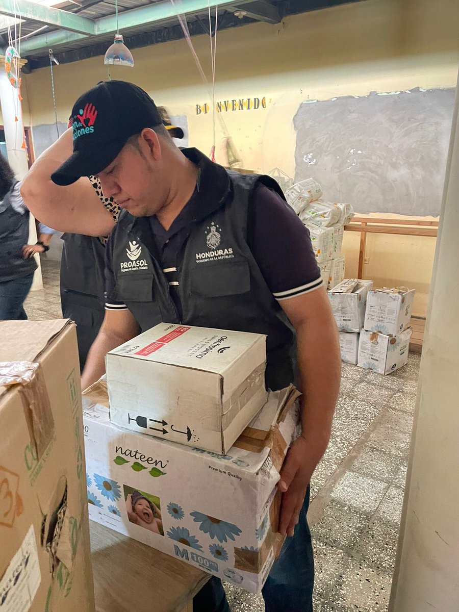 ProasolHN's tweet image. PROASOL en misión a responder las necesidades de las familiares en situacion de vulnerabilidad y através de la Subdirectora ejecutiva de PROASOL, la Lic,Xenia Pineda, realiza la entrga de kits personales, en las comunidades del #Espinal y #Bijagual departamento de Olancho.