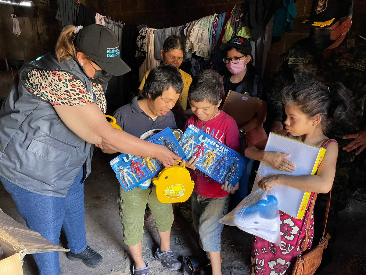 ProasolHN's tweet image. PROASOL en misión a responder las necesidades de las familiares en situacion de vulnerabilidad y através de la Subdirectora ejecutiva de PROASOL, la Lic,Xenia Pineda, realiza la entrga de kits personales, en las comunidades del #Espinal y #Bijagual departamento de Olancho.