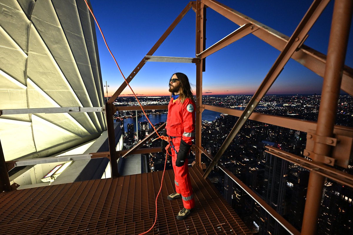 EmpireStateBldg's tweet photo. .@JaredLeto scales the Empire State Building. https://t.co/SnW68huPOX