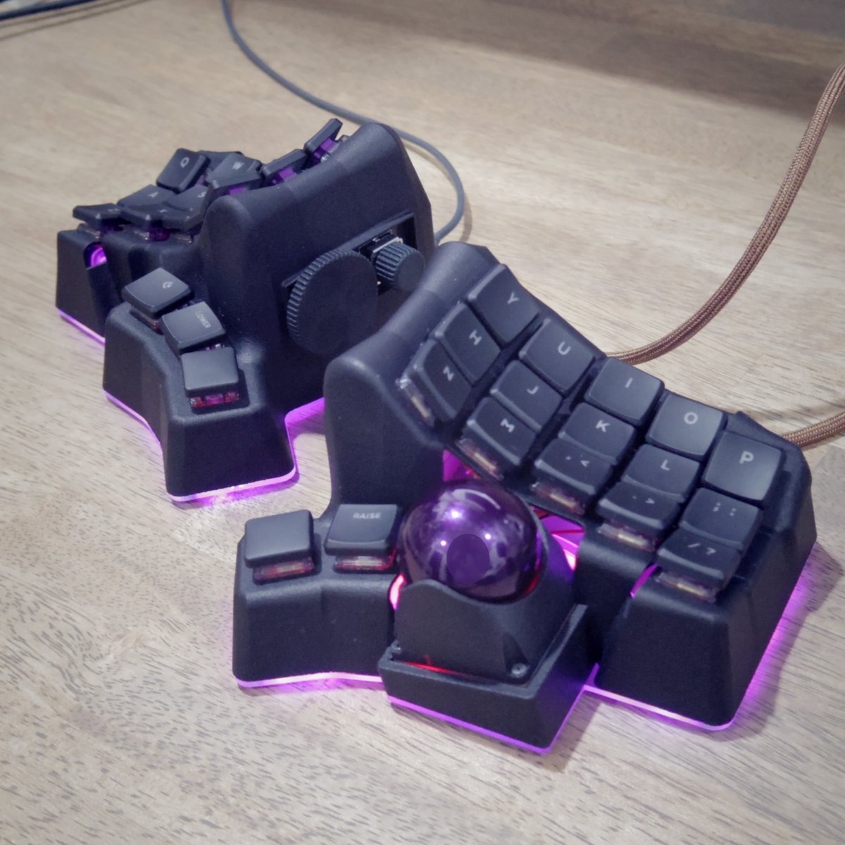 daisu826369's tweet photo. #meishi_trackball_module をのせた3D分割キーボードできた！
素敵なトラックボールモジュールを制作してくだっさった aki27 さん、さまざまな自作キーボードの情報発信してくださる方々のおかげで満足するものを作り切ることができました！
#自作キーボード https://t.co/KIQ1ybiQdI
