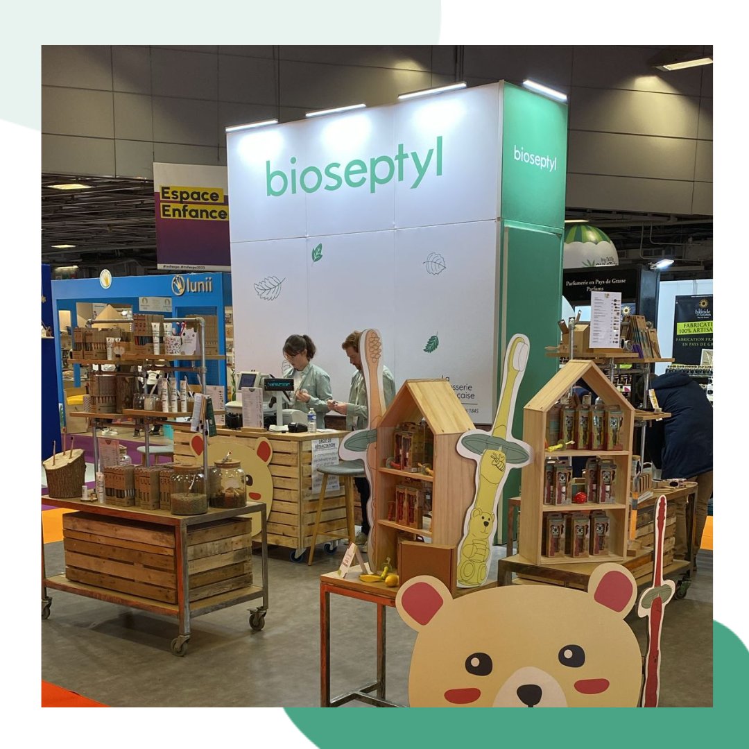 bioseptyl's tweet photo. Clap de fin pour cette première journée au @MIF_Expo ! 🇫🇷 🐓

Ce fut l'occasion de faire (re)découvrir notre #savoirfaire à de nombreux visiteurs, notamment à travers des brosses à dents à l'empoilage bleu / blanc / rouge fabriquées en direct, par Denis, à l'Usine Éphémère ! https://t.co/YBgYnjvYr9
