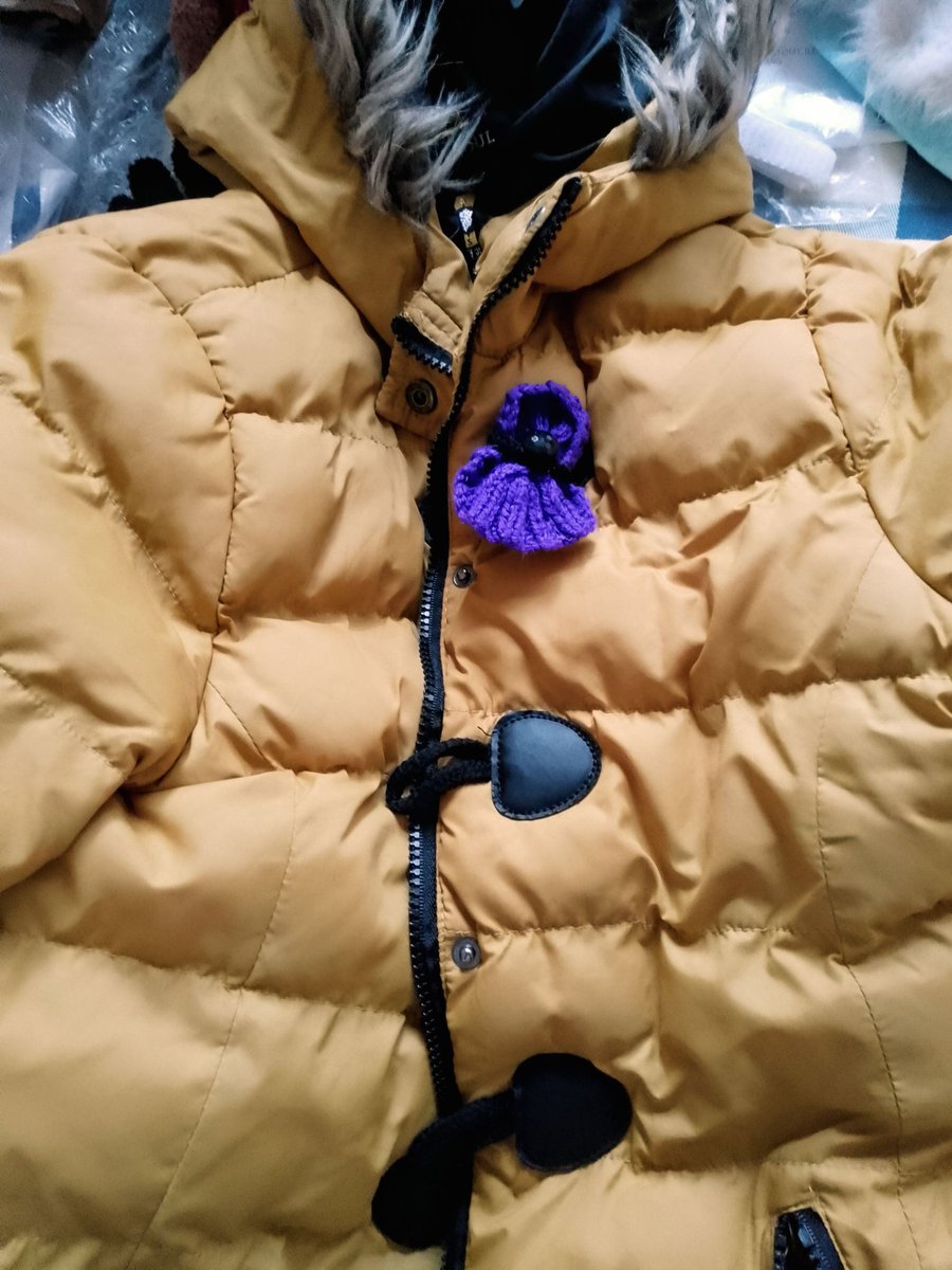 AndreaJackGoro's tweet image. My knitted purple poppy, remembering those killed/injured 🐶🐱🐴🕊️ #Animalsofwar #LestWeForget #RemembranceDay