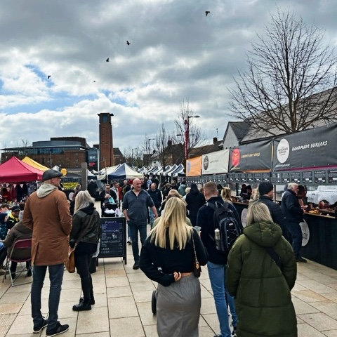 🛍️🌟 Searching for a wholesome Sunday activity? Experience the vibrant atmosphere at Stratford-upon-Avon Waterside Upmarket! Enjoy delicious street food, irresistible sweet treats, and crack on with your Christmas shopping! 🎁🍔🍬 #SundayVibes #ChristmasShopping