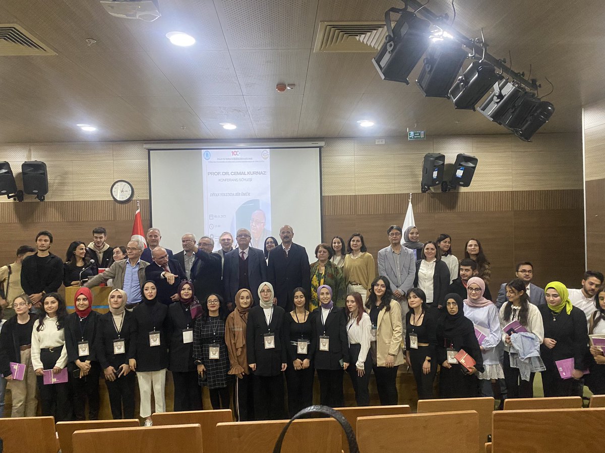 Prof. Dr. Cemal Kurnaz' ın "Divan Yolunda Bir Ömür" konulu konferansı açılış konuşmaları, şiir dinletisi, teşekkür belgesi, hediye ve çiçek takdimi ile gerçekleşip imza programı ile sona erdi. Katılım sağlayan hocalarımıza ve öğrenci arkadaşlara teşekkürlerimizi sunarız.