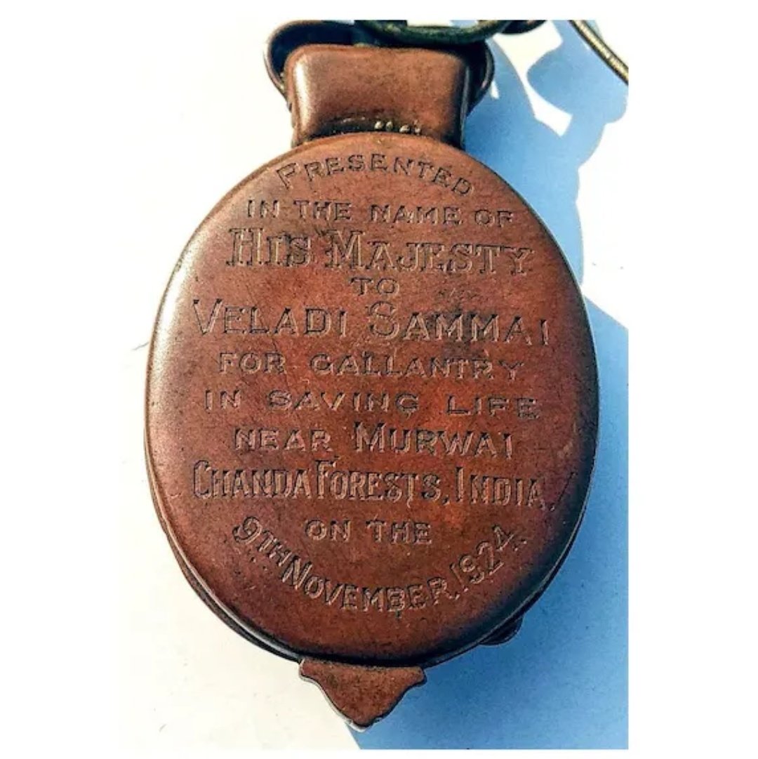 akashtulsigari's tweet photo. 🐅 On Nov 9, 99 years ago, in Sironcha's forest, a daring incident unfolded. Sama Veladi, a Madia tribe youth, saved a forest officer from a tiger attack. Locked gun, intense struggle, and a brave escape! Sama was awarded with 'Albert Medal for saving forest officer George. https://t.co/V4GzNyj6JX