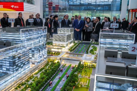 El sector de la biotecnología constituye un referente de la cooperación entre #Cuba y #China. La amplia visita de nuestro Primer Ministro <a href="/MMarreroCruz/">Manuel Marrero Cruz</a> a instalaciones de esa nación hermana asi lo demuestra. <a href="/DiazCanelB/">Miguel Díaz-Canel Bermúdez</a> <a href="/DrRobertoMOjeda/">Dr. Roberto Morales Ojeda</a> <a href="/UJCdeCuba/">UJC de Cuba</a>