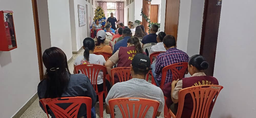 MBS1991AC's tweet photo. #09Nov | Sostuve Reunión con el Sistema de Misiones y Grandes Misiones para dictar nuevos lineamientos en base a la protección del pueblo larense.
#NoRobaranNuestraTierra 
#LaraDefiendeElEsequibo 

@NicolasMaduro @dcabellor @ErikaPSUV @AdolfoP_Oficial https://t.co/kNOiOhSHXs