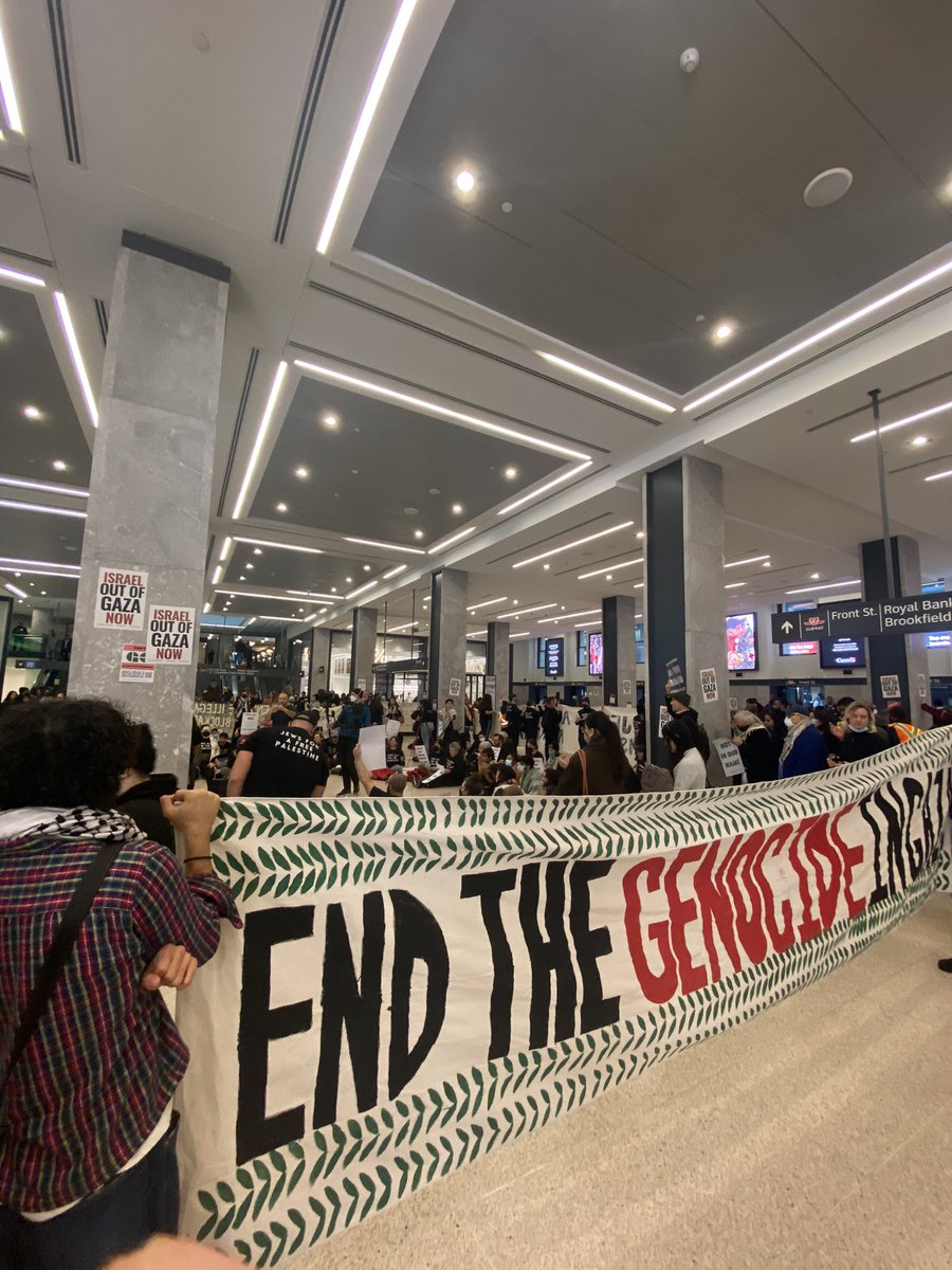 Amazing Jewish led sit in at Toronto’s Union station to call for an end to the genocide in Palestine.