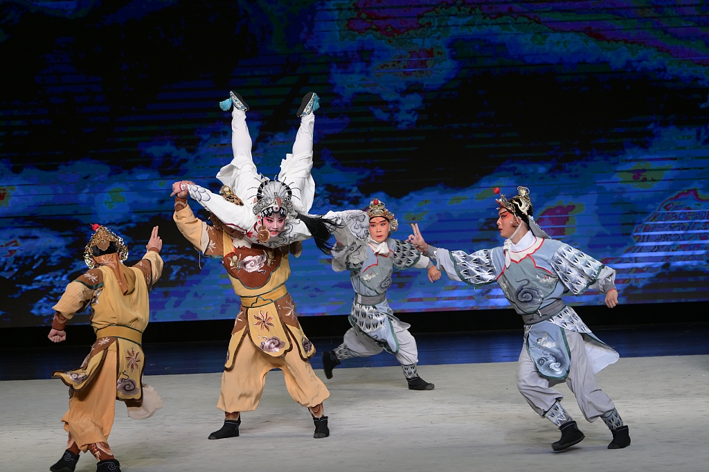 NewEraChina2022's tweet photo. On Oct 15, in Kunshan, Jiangsu, at the Liangchenyu Kunqu Theater, actress Yang Xiayun mesmerized the audience with her performance of Steeling the Sacred Herb, a captivating piece of #WujuOpera featuring electrifying martial arts. #NewEraChina https://t.co/xOXyU7ELs9