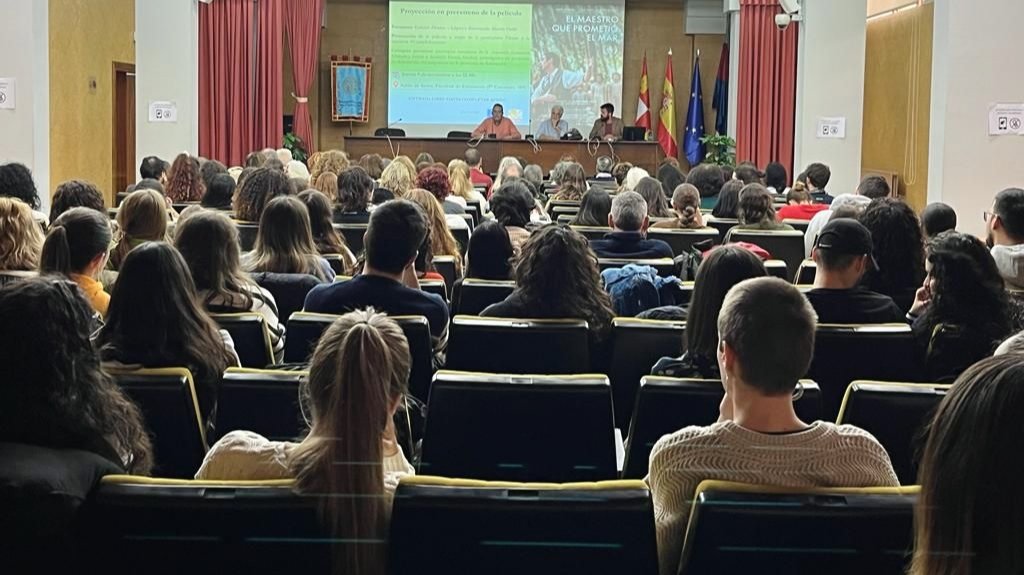 GIPEP_USAL's tweet photo. Esta mañana @EducacionUsal
ha acogido el preestreno de la película #Elmaestroqueprometióelmar @filmax. Presentaron Los profesores @BienvenidoMartn y @galvarezlopez. Han participado en el coloquio el Prof. Antonio García Madrid @upsa y @ASMJ_Salamanca #GIPEP #USAL #UPSA #CEMUPE https://t.co/YzEYvaN8JG
