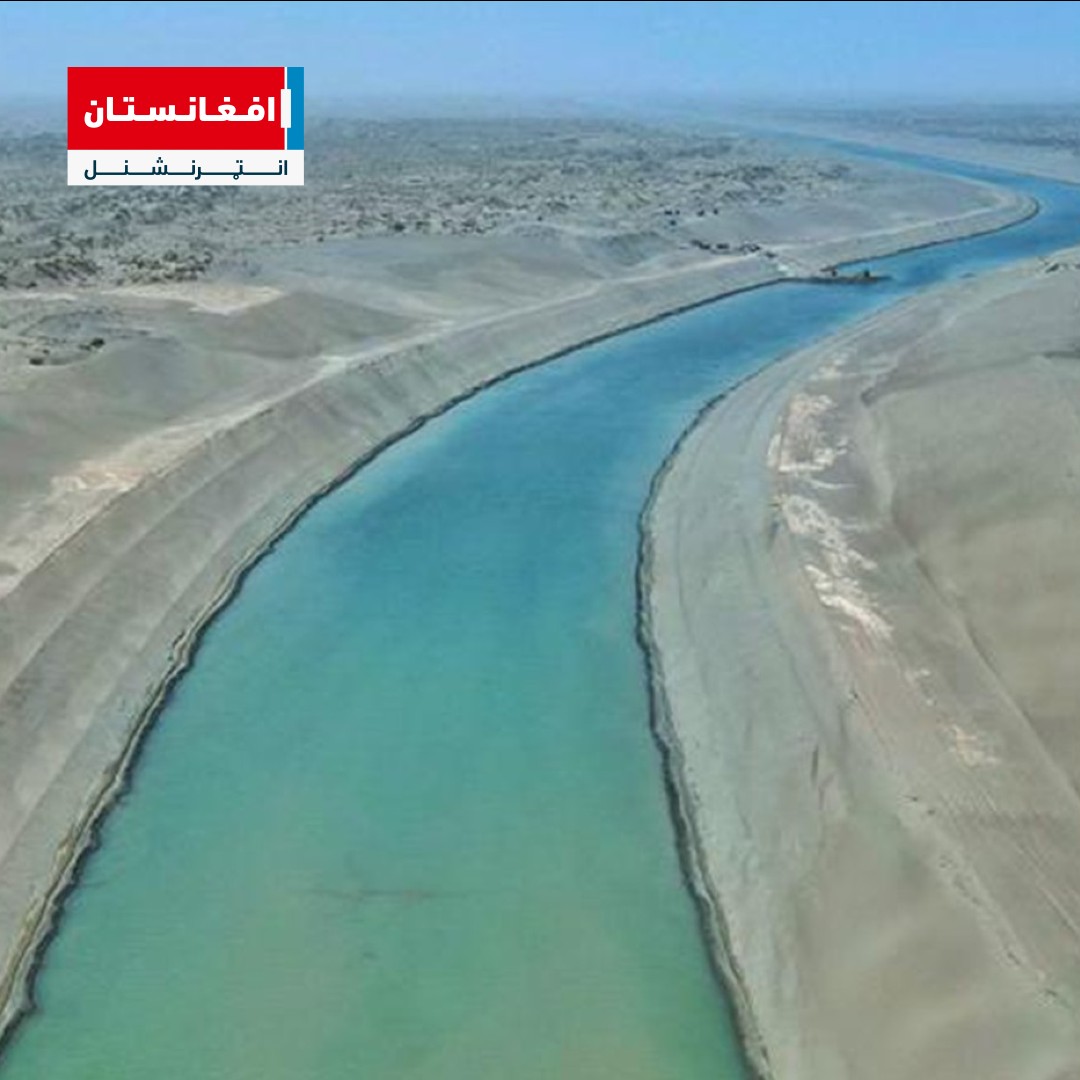 afintlpashto's tweet photo. 📷 په وروستیو اونیو کې د #قوش_تېپې کانال یو ځل بیا د طالبانو له تبلیغاتي موادو نیولې تر د دې ډلې د مخالفینو اعلامیو پورې د ژبو پر سر دی.
د طالبانو تبلیغاتي ډله د #افغانستان د پخواني حکومت د چارواکو په څېر د قوش تپې کانال د «افغانستان د خلکو د ژغورنې لپاره د حکومت تر ټولو مهمه پروژه» بولي.
خو، مخالفان یې اندېښنه ښيي چې ښایي د قوش تېپې شاوخوا ځمکه «د طالبانو کورنیو» ته ووېشل شي او ځايي خلک اجباري کوچ ته اړ شي، خو طالبان دا ادعاوې ردوي.
له افغانستانه بهر ګاونډي هېوادونه هم په دې اړه چوپه خوله نه دي پاتي.
د #ازبکستان ولسمشر په وږي میاشت کې خبرداری ورکړ چې د قوش تېپې کانال جوړول په منځنۍ اسیا کې د اوبو رژیم او توازن په بنسټیز ډول بدلولی شي.

📷 خو د قوش تېپې کیسه له کومه ځایه پیل شوه؟

د قوش تېپې کانال په افغانستان او سیمه کې د اوبو د انتقال یو ستر کانال دی چې د بلخ ولایت له کلدار ولسوالۍ پیل شوی دی.
د قوش تېپې کانال پروژه د محمد داوود خان د واکمنۍ پر مهال د ١٣٥٢ او ١٣٥٧ کلونو ترمنځ طرحه شوې وه، خو د جګړې او بې ثباتۍ له امله پلې نه شوه.

📷 د قوش تېپې کانال ته بهېدونکی امو سیند د پامیر له غرونو سرچینه اخلي او شاوخوا ۱۱۲۶ کیلومتره په اوږدوالي له تاجکستان، ازبکستان او ترکمنستان سره د افغانستان د شمالي پولو په اوږدو کې بهیږي.
امو سیند د منځنۍ اسیا یو له ډېرو اوبو لرونکو سیندونو څخه دی.
امو د نړیوال سیند په ټوګه، د افغانستان او د هغه د څلورو شمالي ګاونډيو هېوادونو تر منځ د ګډې طبیعي پولې په ټوګه پیژندل شوی او د افغانستان او دغو هېوادونو ترمنځ ځمکنۍ پوله ګڼل کیږي.

📷 د طالبانو د لومړي وزیر مرستیال ملا برادر، د ۱۴۰۱ لمریز کال د وري په لسمه نېټه په بلخ ولایت کې د دغې ډلې د لوړپوړو چارواکو په ګډون د قوش تېپې کانال پرانیست.
هغه وویل چې د دغه کانال بشپړیدل به د افغانستان اقتصادي وضعیت ښه کړي او افغانستان به پر ځان بسیاینې ته نږدې کړي.

📷 د احمد مسعود په مشرۍ د افغانستان د ملي مقاومت جبهې د دغو ادعاوو په غبرګون کې ویلي چې طالبان د قوش تېپې کانال شاوخوا ځمکې پاکستاني وګړو ته ویشي.
خو طالبانو تراوسه دا ځمکې د کانال شاوخوا پر ځايي خلکو هم نه دي وېشلې.
له بلې خوا، کله چې طالبان د افغانستان د زیربناوو د بیارغونې خبره کوي، منتقدین هغو بریدونو ته اشاره کوي چې دغې ډلې د ۲۰۰۱ او ۲۰۲۱ کلونو تر منځ د زیربناوو د جوړولو د مخنیوي لپاره پلان کړي وو.